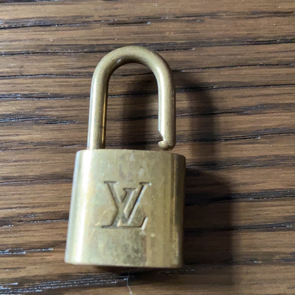 Louis Vuitton lock 🔒